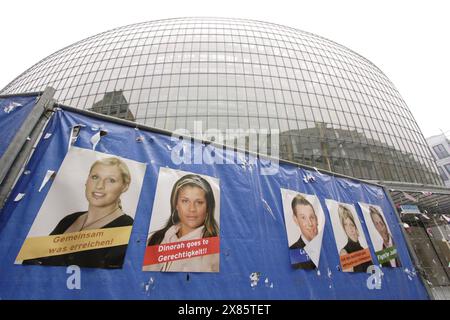 Wahlplakat der Big Brother Staffel 6 zur Wahl des Bürgermeisters hängt in Köln aus, Deutschland 2005. Stockfoto