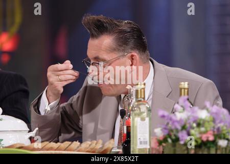 Zimmer frei! - Prominente suchen ein Zuhause, Fernsehshow, Deutschand 1996 - 2016, Moderator Götz Alsmann beim Essen Stockfoto