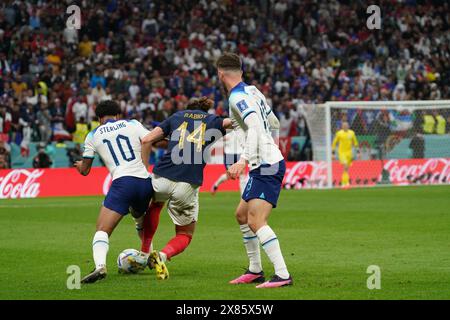 Doha, Katar. 10. November 2022. Raheem Sterling und Adrien Rabiot im Spiel zwischen Frankreich und England, Viertelfinale und FIFA World Stockfoto