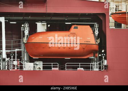Modernes Rettungsboot auf einem Schiff Stockfoto