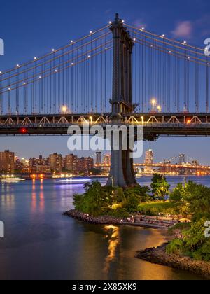 DUMBO, Brooklyn: Die Leute genießen den Main Street Park und Peble Beach am Sommerabend mit Blick auf die berühmte Manhattan Bridge Stockfoto