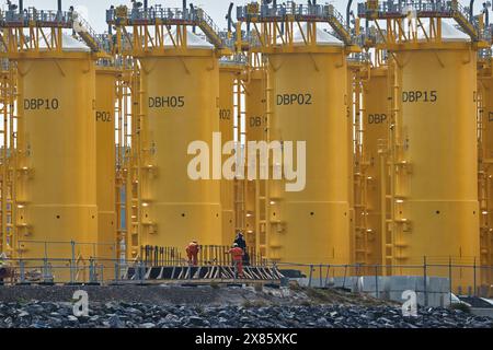 Stahlplattformen für Offshore-Windkraftanlagen im Bau Stockfoto