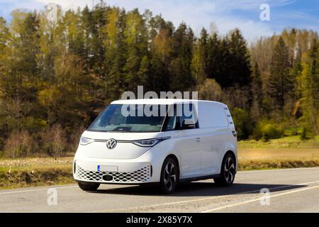 Batterie elektrisch weiß Volkswagen ID. Buzz Van Jahr 2023 auf der Straße. Salo, Finnland. Mai 2024. Stockfoto