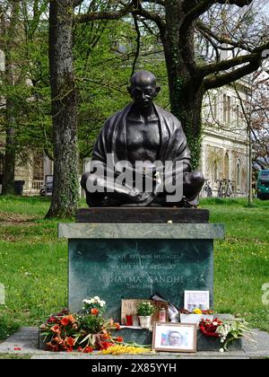 Statue von Mahatma Gandhi, von Gautam Pa, mit improvisierten Schrein, Gedenkstätte für Alexej Nawalny an der Basis, Ariana Park, Genf, Schweiz. Stockfoto