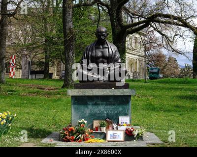 Statue von Mahatma Gandhi, von Gautam Pa, mit improvisierten Schrein, Gedenkstätte für Alexej Nawalny an der Basis, Ariana Park, Genf, Schweiz. Stockfoto