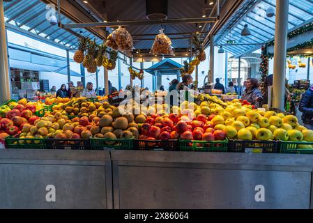 Porto, Portugal - 23. November 2023: Obst- und Gemüsegeschäft auf dem Bolhao-Markt, Straßenmarkt mit Menschen in Porto oder Porto, Portugal Stockfoto