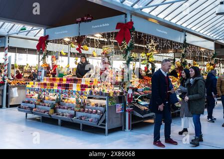 Porto, Portugal - 23. November 2023: Obst- und Gemüsegeschäft mit Weihnachtsdekoration auf dem Bolhao-Markt, Straßenmarkt mit Menschen in Po Stockfoto