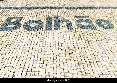 Porto, Portugal - 23. November 2023: Bolhao Market Schild aus Kopfsteinpflaster auf dem Straßengelände, Street Food Market, in Porto oder Porto, Portugal Stockfoto