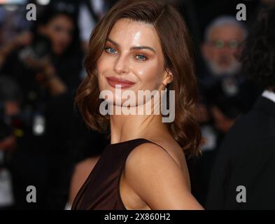 22. Mai 2024, Cannes, Cote D'azur, Frankreich: ISABELI FONTANA geht auf dem roten Teppich vor der Premiere von „der Graf von Monte Cristo“ beim 77. Jährlichen Filmfestival von Cannes im Palais des Festivals in Cannes (Foto: © Mickael Chavet/ZUMA Press Wire) NUR ZUR REDAKTIONELLEN VERWENDUNG! Nicht für kommerzielle ZWECKE! Stockfoto