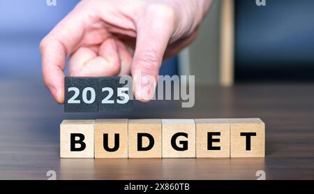 Holzwürfel bilden den Ausdruck „Budget 2025“. Stockfoto