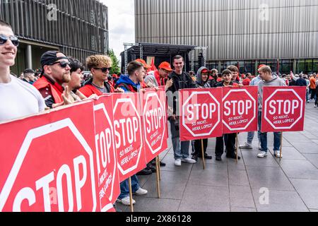 Demonstration von vielen Tausend Stahlarbeitern, vor der Firmenzentrale von ThyssenKrupp in Essen, gegen massiven Stellenabbau, nach der Beteiligung eines ausländischen Investors beim Konzern, massive Kritik an Konzernvorstand Miguel Lopez, NRW, Deutschland, Demo ThyssenKrupp *** Demonstration vieler Tausender Stahlarbeiter vor dem ThyssenKrupp-Hauptsitz in Essen, gegen massiven Arbeitsplatzabbau, nach Beteiligung eines ausländischen Investors am Unternehmen, massive Kritik an CEO Miguel Lopez, NRW, Deutschland, Demo ThyssenKrupp Stockfoto