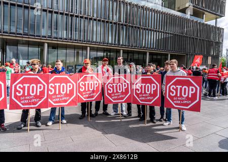 Demonstration von vielen Tausend Stahlarbeitern, vor der Firmenzentrale von ThyssenKrupp in Essen, gegen massiven Stellenabbau, nach der Beteiligung eines ausländischen Investors beim Konzern, massive Kritik an Konzernvorstand Miguel Lopez, NRW, Deutschland, Demo ThyssenKrupp *** Demonstration vieler Tausender Stahlarbeiter vor dem ThyssenKrupp-Hauptsitz in Essen, gegen massiven Arbeitsplatzabbau, nach Beteiligung eines ausländischen Investors am Unternehmen, massive Kritik an CEO Miguel Lopez, NRW, Deutschland, Demo ThyssenKrupp Stockfoto