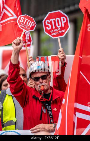 Demonstration von vielen Tausend Stahlarbeitern, vor der Firmenzentrale von ThyssenKrupp in Essen, gegen massiven Stellenabbau, nach der Beteiligung eines ausländischen Investors beim Konzern, massive Kritik an Konzernvorstand Miguel Lopez, NRW, Deutschland, Demo ThyssenKrupp *** Demonstration vieler Tausender Stahlarbeiter vor dem ThyssenKrupp-Hauptsitz in Essen, gegen massiven Arbeitsplatzabbau, nach Beteiligung eines ausländischen Investors am Unternehmen, massive Kritik an CEO Miguel Lopez, NRW, Deutschland, Demo ThyssenKrupp Stockfoto