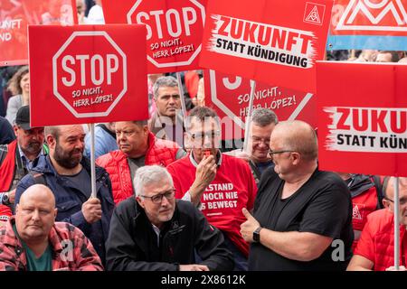 Demonstration von vielen Tausend Stahlarbeitern, vor der Firmenzentrale von ThyssenKrupp in Essen, gegen massiven Stellenabbau, nach der Beteiligung eines ausländischen Investors beim Konzern, massive Kritik an Konzernvorstand Miguel Lopez, NRW, Deutschland, Demo ThyssenKrupp *** Demonstration vieler Tausender Stahlarbeiter vor dem ThyssenKrupp-Hauptsitz in Essen, gegen massiven Arbeitsplatzabbau, nach Beteiligung eines ausländischen Investors am Unternehmen, massive Kritik an CEO Miguel Lopez, NRW, Deutschland, Demo ThyssenKrupp Stockfoto