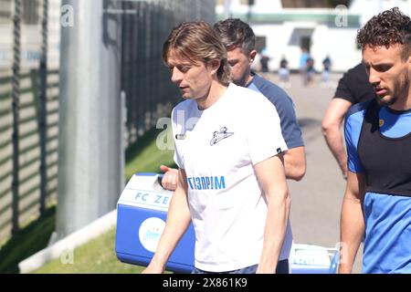 Sankt Petersburg, Russland. Mai 2024. Anatoly Tymoschtschuk, ein Trainer des Fußballvereins Zenit, der während eines offenen Trainings in der Trainingsbasis Zenit FC in St. Petersburg vor dem Fußballspiel Zenit Sankt Petersburg – Rostow zu sehen ist, das in Sankt Petersburg, Russland, ausgetragen wird. Quelle: SOPA Images Limited/Alamy Live News Stockfoto