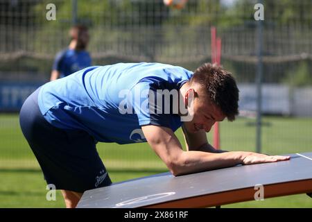 Sankt Petersburg, Russland. Mai 2024. Andrey Mostovoy (17), ein Spieler des Fußballvereins Zenit, der während eines offenen Trainings in der Trainingsbasis Zenit FC in St. Petersburg vor dem Fußballspiel Zenit Sankt Petersburg – Rostow zu sehen ist, das in Sankt Petersburg, Russland, ausgetragen wird. Quelle: SOPA Images Limited/Alamy Live News Stockfoto