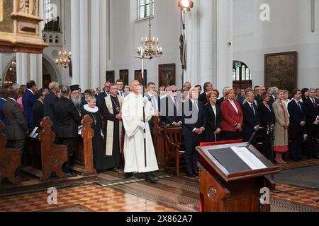 Berlin, Deutschland. Mai 2024. Die Vertreter der Verfassungsorgane (l-r), Bundespräsident Frank-Walter Steinmeier und seine Frau Elke Büdenbender, Bundestagspräsident Bärbel Bas (SPD), Bundeskanzler Olaf Scholz (SPD) und seine Frau Britta Ernst, und Manuela Schwesig (SPD), Ministerpräsidentin Mecklenburg-Vorpommerns und amtierende Bundesratspräsidentin, stehen in der ersten Reihe beim ökumenischen Gottesdienst zum 75. Jahrestag des Grundgesetzes in der Marienkirche in Berlin-Mitte. Quelle: Christian Ditsch/epd Pool/dpa/Alamy Live News Stockfoto