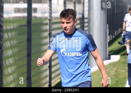 Andrey Mostovoy (17), ein Spieler des Fußballvereins Zenit, der während eines offenen Trainings in der Trainingsbasis Zenit FC in St. Petersburg vor dem Fußballspiel Zenit Sankt Petersburg – Rostow zu sehen ist, das in Sankt Petersburg, Russland, ausgetragen wird. (Foto: Maksim Konstantinov / SOPA Images/SIPA USA) Stockfoto