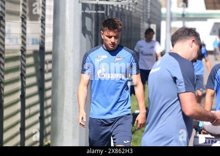 Andrey Mostovoy (17), ein Spieler des Fußballvereins Zenit, der während eines offenen Trainings in der Trainingsbasis Zenit FC in St. Petersburg vor dem Fußballspiel Zenit Sankt Petersburg – Rostow zu sehen ist, das in Sankt Petersburg, Russland, ausgetragen wird. (Foto: Maksim Konstantinov / SOPA Images/SIPA USA) Stockfoto