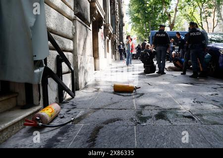 Roma, Italien. Mai 2024. Azione di Ultima Generazione, tentano di imbrattare il Ministero del Lavoro e Delle Politiche Sociali, bloccati immediate atamente ed ammanettati gli attivisti - Cronaca - Roma, Italia - Giovedì, 23 Maggio 2024 (Foto Cecilia Fabiano/LaPresse) die Aktion der letzten Generation im Ministerium für Arbeit und Sozialpolitik wurde mit Kohle und Wasser beschmiert, die Aktivisten wurden sofort blockiert und mit Handschellen gefesselt - Nachrichten - Rom, Italien - Donnerstag, 23. Mai 2024 (Foto Cecilia Fabiano/LaPresse) Credit: LaPresse/Alamy Live News Stockfoto