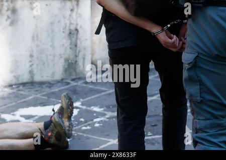 Roma, Italien. Mai 2024. Azione di Ultima Generazione, tentano di imbrattare il Ministero del Lavoro e Delle Politiche Sociali, bloccati immediate atamente ed ammanettati gli attivisti - Cronaca - Roma, Italia - Giovedì, 23 Maggio 2024 (Foto Cecilia Fabiano/LaPresse) die Aktion der letzten Generation im Ministerium für Arbeit und Sozialpolitik wurde mit Kohle und Wasser beschmiert, die Aktivisten wurden sofort blockiert und mit Handschellen gefesselt - Nachrichten - Rom, Italien - Donnerstag, 23. Mai 2024 (Foto Cecilia Fabiano/LaPresse) Credit: LaPresse/Alamy Live News Stockfoto