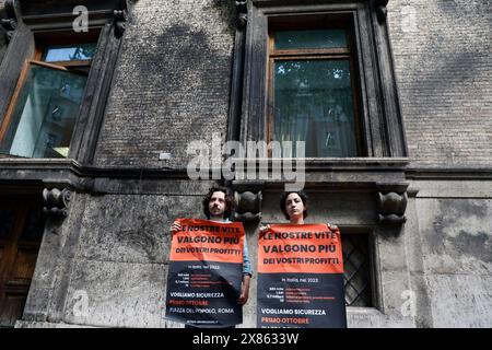 Roma, Italien. Mai 2024. Azione di Ultima Generazione, tentano di imbrattare il Ministero del Lavoro e Delle Politiche Sociali, bloccati immediate atamente ed ammanettati gli attivisti - Cronaca - Roma, Italia - Giovedì, 23 Maggio 2024 (Foto Cecilia Fabiano/LaPresse) die Aktion der letzten Generation im Ministerium für Arbeit und Sozialpolitik wurde mit Kohle und Wasser beschmiert, die Aktivisten wurden sofort blockiert und mit Handschellen gefesselt - Nachrichten - Rom, Italien - Donnerstag, 23. Mai 2024 (Foto Cecilia Fabiano/LaPresse) Credit: LaPresse/Alamy Live News Stockfoto