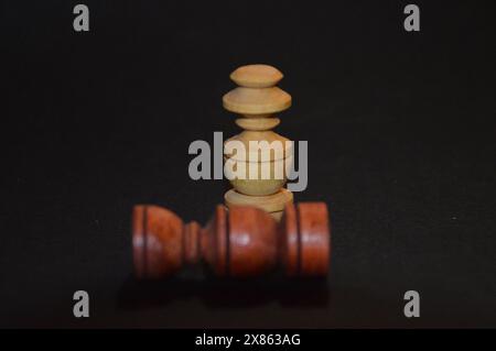 Hölzerne Schachfiguren - überprüfen Sie den König Stockfoto