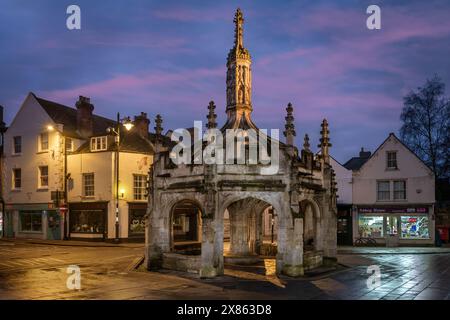 Malmesbury, Wiltshire, England. Ein feuchter und nebeliger Start in den Sonntag, wenn die kleinen Zeitungsläden für Geschäfte geöffnet werden. Stockfoto