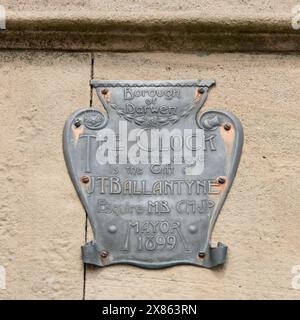 Eine Hommage an J.T. Ballantyne, der die Uhr in der Markthalle in Darwen, Lancashire, England, Großbritannien geschenkt hat. Stockfoto