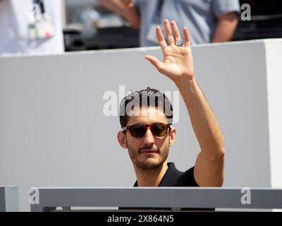 Cannes, Frankreich, 23. Mai 2024. Schauspieler Pierre Niney ist gerade am Seiteneingang des Filmfestivals in Cannes angekommen. Er ist auf dem Weg zum Fotoanruf. Credits: Walter Gilgen Credits: Walter Gilgen/Alamy Live News Stockfoto