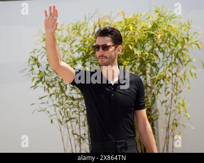 Cannes, Frankreich, 23. Mai 2024. Schauspieler Pierre Niney ist gerade am Seiteneingang des Filmfestivals in Cannes angekommen. Er ist auf dem Weg zum Fotoanruf. Credits: Walter Gilgen Credits: Walter Gilgen/Alamy Live News Stockfoto