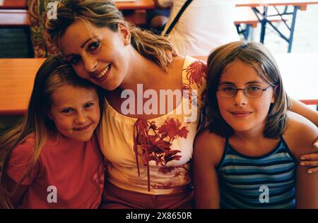Karin Thaler, deutsche Schauspielerin, mit Kindern unterwegs auf dem Jahrmarkt, Deutschland 2002. Stockfoto