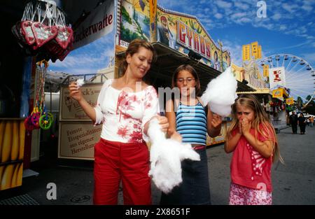 Karin Thaler, deutsche Schauspielerin, mit Kindern unterwegs auf dem Jahrmarkt, Deutschland 2002. Stockfoto