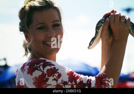Karin Thaler, deutsche Schauspielerin, unterwegs auf dem Jahrmarkt vor einer lehrreichen Reptilienbude, Deutschland 2002. Stockfoto