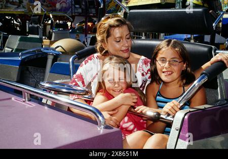 Karin Thaler, deutsche Schauspielerin, mit Kindern unterwegs auf dem Jahrmarkt, Deutschland 2002. Stockfoto