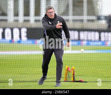 Derby, Großbritannien. Das County Ground, Derby, Großbritannien. Mai 2024. 1st Womens One Day International, England gegen Pakistan; Jon Lewis, Cheftrainer von England hilft den Spielern, sich vor dem Spiel aufzuwärmen Credit: Action Plus Sports/Alamy Live News Credit: Action Plus Sports Images/Alamy Live News Stockfoto