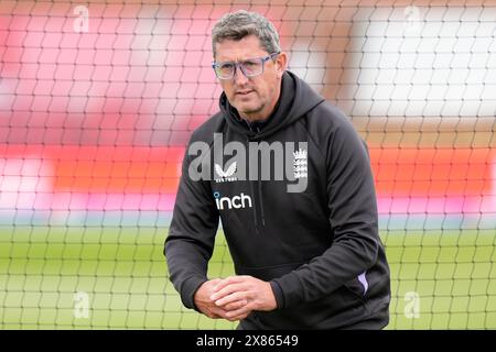 Derby, Großbritannien. Das County Ground, Derby, Großbritannien. Mai 2024. 1st Womens One Day International, England gegen Pakistan; Jon Lewis, Cheftrainer von England hilft den Spielern, sich vor dem Spiel aufzuwärmen Credit: Action Plus Sports/Alamy Live News Credit: Action Plus Sports Images/Alamy Live News Stockfoto