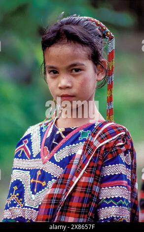 Philippinen, Mindanao. Mädchen aus dem Stamm der T'boli in traditioneller Kleidung. Stockfoto