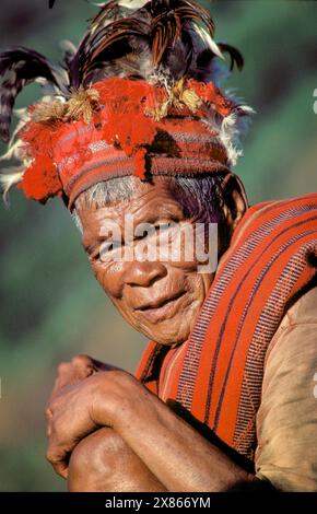 Philippinen, Luzon; Mann des Ifugao-Stammes. Traditionell gekleidet mit Federn in einem Kopfband. Stockfoto