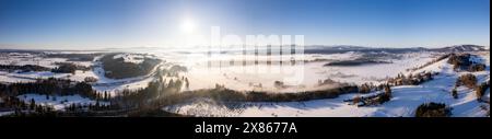 Winter, oberammergau, alpen, Schnee, Drohnenpanorama, Dorf, Wolken, Tal, Panorama, Landschaft Stockfoto