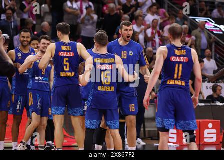 Bonn, Deutschland. Mai 2024. Alba Spieler Schlussjubel, Telekom Baskets Bonn vs Alba Berlin, easyCredit BBL, 3. Viertelfinale, Bonn, 21.05.2024. Quelle: Jürgen Schwarz/Alamy Live News Stockfoto