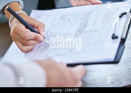 Vertrag, Formular und Person mit Antrag auf Hypothekendarlehen, Geschäftsabschluss und Unterschrift im Amt. Anwaltshilfe, Papier oder Checkliste mit Titel Stockfoto