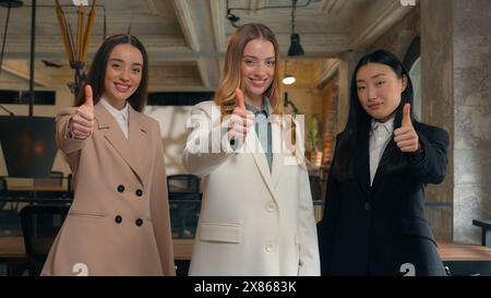 Erfolgreiches Geschäftsteam weibliche Kollegen weibliche multiethnische Mädchen Geschäftsfrauen Diversität Kaukasische asiatisch-koreanische Manager im Amt Stockfoto