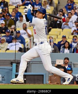 Los Angeles, Usa. Mai 2024. Los Angeles Dodgers DH Shohei Ohtani trifft am Mittwoch, den 22. Mai 2024, eine Single gegen die Arizona Diamondbacks während des ersten Inning im Dodger Stadium in Los Angeles. Foto: Jim Ruymen/UPI Credit: UPI/Alamy Live News Stockfoto