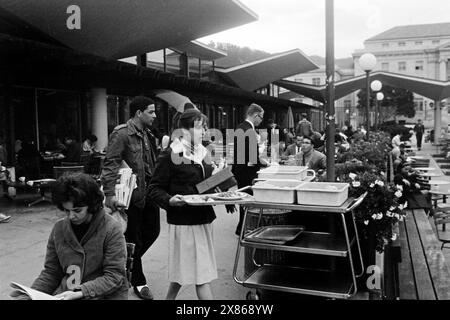 Studierende der University of California in Berkeley auf der Terrasse des Selbstbedienungsrestaurants im César Chávez Student Center, 1962. Studenten der University of California in Berkeley auf der Terrasse des Selbstbedienungsrestaurants im César Chávez Student Center, 1962. Stockfoto