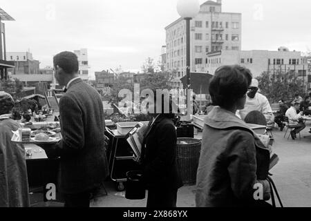 Studierende der University of California in Berkeley auf der Terrasse des Selbstbedienungsrestaurants im César Chávez Student Center, 1962. Studenten der University of California in Berkeley auf der Terrasse des Selbstbedienungsrestaurants im César Chávez Student Center, 1962. Stockfoto