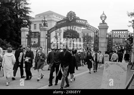 Studierende der University of California in Berkeley auf dem Weg zu ihren Kursen und Vorlesungen, im Hintergrund das Sather Gate, 1962. Studenten an der University of California in Berkeley auf dem Weg zu Vorlesungen, Sather Gate in the Background, 1962. Stockfoto