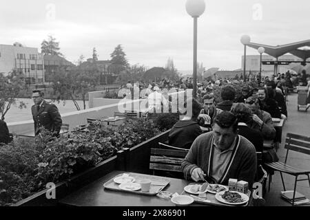 Studierende der University of California in Berkeley auf der Terrasse des Selbstbedienungsrestaurants im César Chávez Student Center, 1962. Studenten der University of California in Berkeley auf der Terrasse des Selbstbedienungsrestaurants im César Chávez Student Center, 1962. Stockfoto