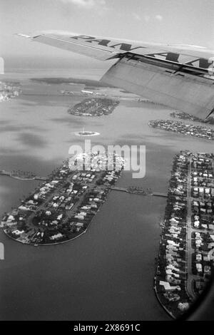 Blick über die Biscayne Bay aus dem Fenster einer Pan am Machine, im Vordergrund die künstlichen Inseln Rivo Alto und Di Lido der Gruppe Venetian Islands, sowie die ebenso künstlichen Inseln Flagler Memorial Island, Star, Palm und Hibiscus Island, sowie Fisher Island, Florida 1966. Blick über die Biscayne Bay vom Fenster einer Pan am Machine, im Vordergrund die künstlichen Inseln Rivo Alto und Di Lido der Gruppe der Venezianischen Inseln sowie die ebenso künstlichen Inseln Flagler Memorial Island, Star, Palm und Hibiscus Island und Fisher Island, Florida 1966. Stockfoto