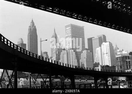 Die Skyline von Manhattan mit dem Empire State Building und 40 Wall Street, New York 1967. Die Skyline von Manhattan mit dem Empire State Building und der Wall Street 40, New York 1967. Stockfoto